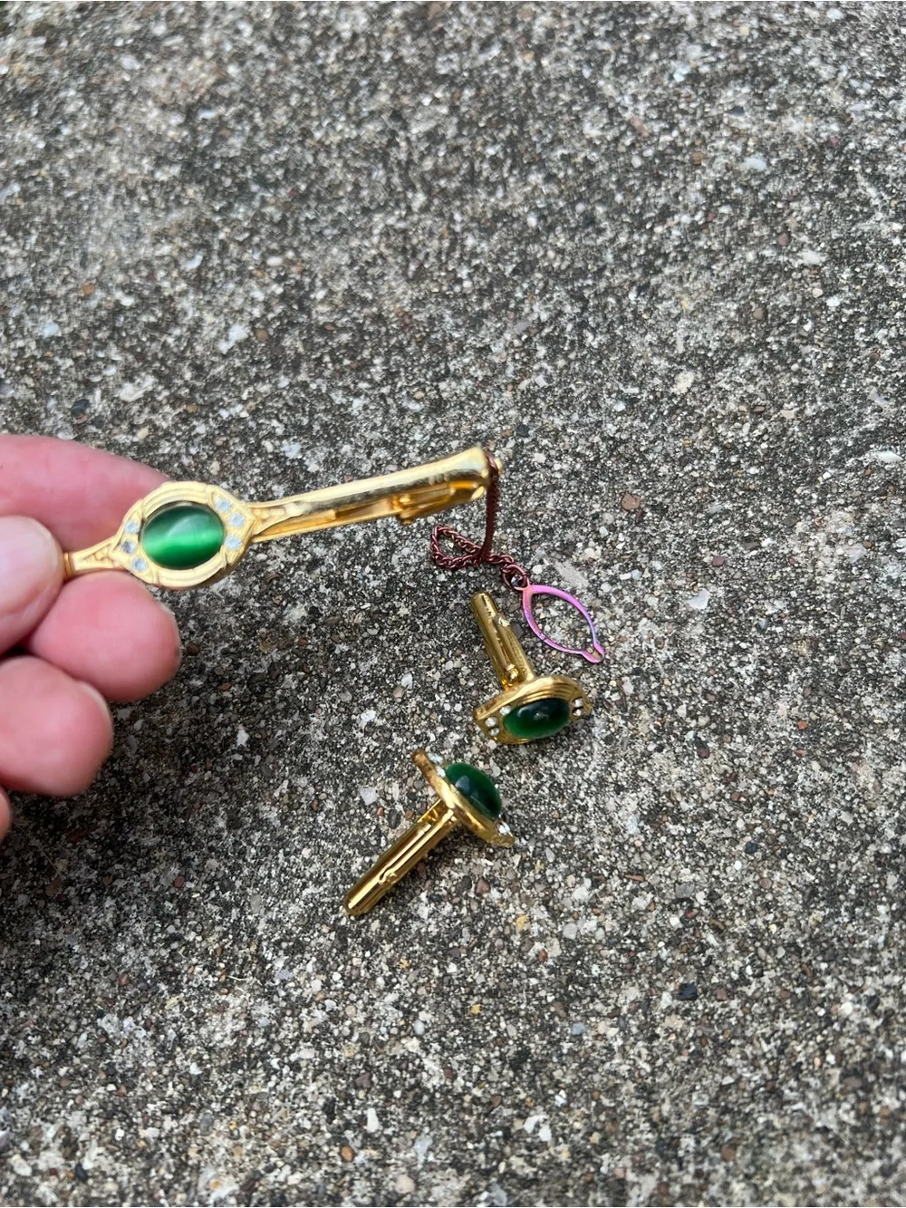 👗Gold Tie Clip and Cufflink Set with Green Cabochon Accents